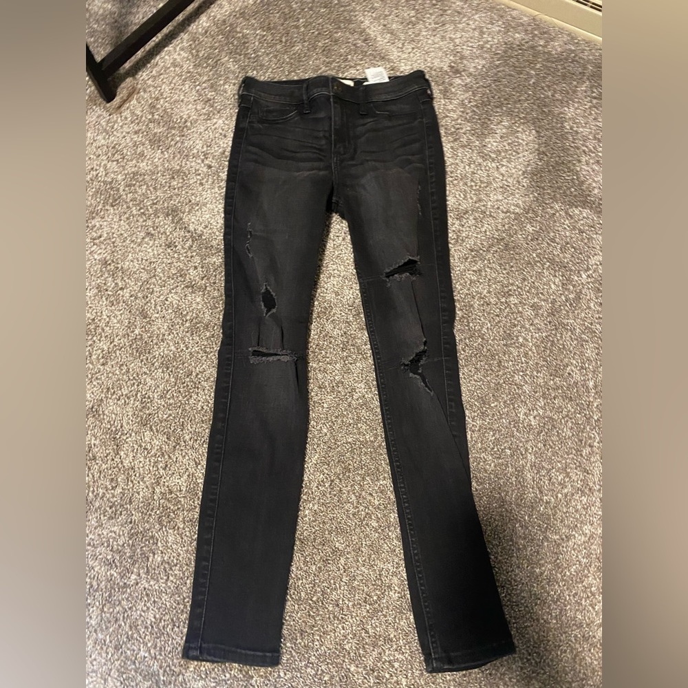 Like new! Black distressed hollister skinny jeans